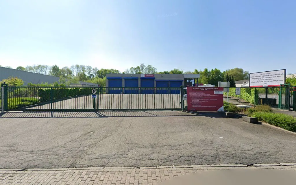 Straatbeeld van keuringscentrum Halle in Halle