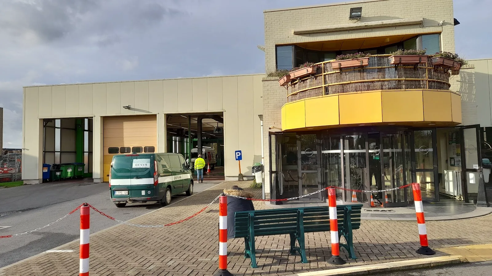 Straatbeeld van keuringscentrum Wondelgem in Wondelgem